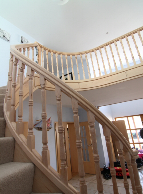 Circular staircase in maple - Shows raised and fielded panels