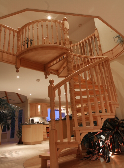 Spiral staircase in ash - With circular quarter landing